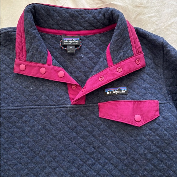 Patagonia, Women’s Navy and Pink Quilted Sweater. - Picture 4 of 5